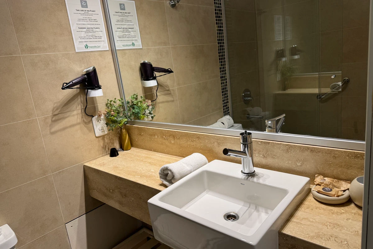 20 hotel habitacion pequeña punta del este uruguay (5)